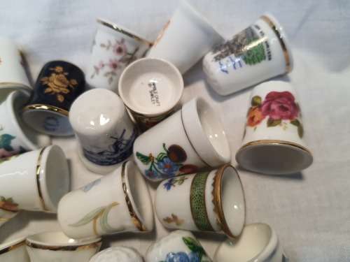 A COLLECTION OF VINTAGE PORCELLAN COLLECTORS SEWING TIMBLES SOLD AS IS