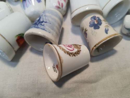 A COLLECTION OF VINTAGE PORCELLAN COLLECTORS SEWING TIMBLES SOLD AS IS