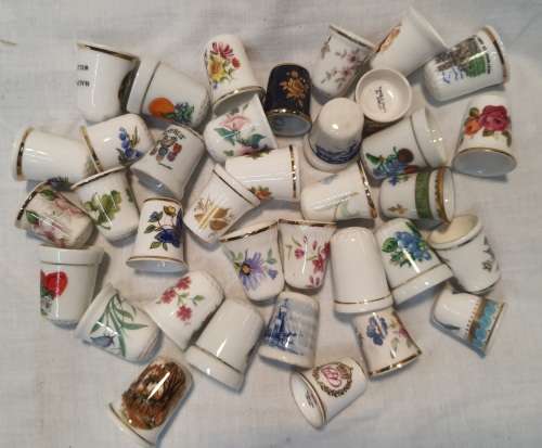 A COLLECTION OF VINTAGE PORCELLAN COLLECTORS SEWING TIMBLES SOLD AS IS
