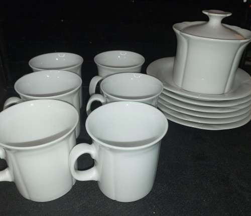 A VINTAGE SET ARZBERG PORCELAN GERMANY 6 TEACUPS AND 6 SAUCERS WITH A SUGAR BOWL