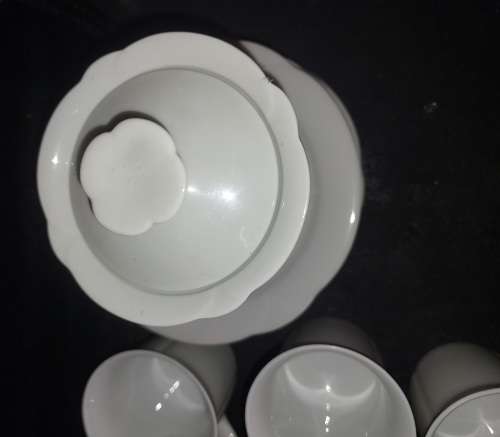 A VINTAGE SET ARZBERG PORCELAN GERMANY 6 TEACUPS AND 6 SAUCERS WITH A SUGAR BOWL