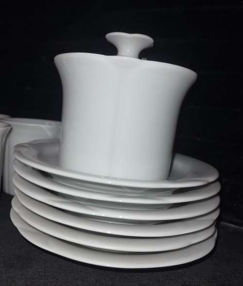 A VINTAGE SET ARZBERG PORCELAN GERMANY 6 TEACUPS AND 6 SAUCERS WITH A SUGAR BOWL