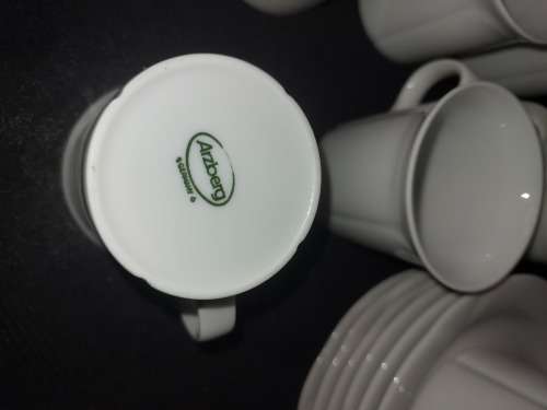 A VINTAGE SET ARZBERG PORCELAN GERMANY 6 TEACUPS AND 6 SAUCERS WITH A SUGAR BOWL