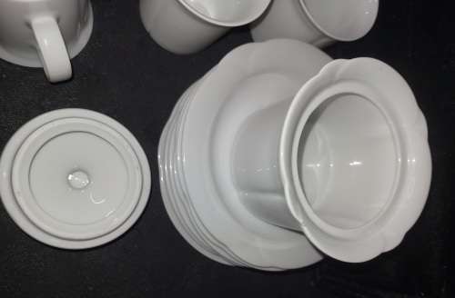A VINTAGE SET ARZBERG PORCELAN GERMANY 6 TEACUPS AND 6 SAUCERS WITH A SUGAR BOWL