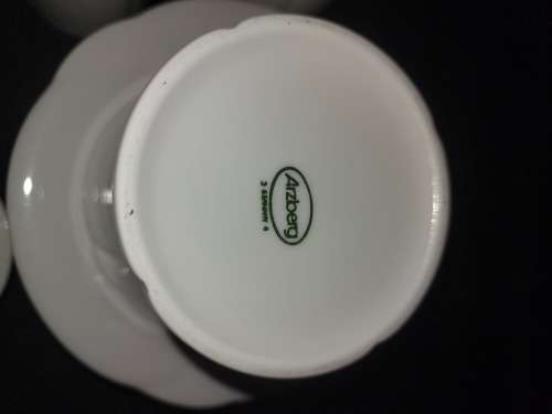 A VINTAGE SET ARZBERG PORCELAN GERMANY 6 TEACUPS AND 6 SAUCERS WITH A SUGAR BOWL