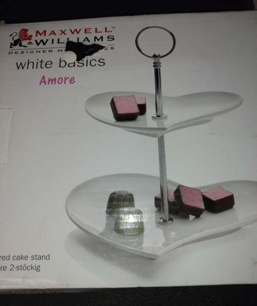 A JOB LOT VINTAGE HAS NEVER BEEN USED KiTCHENALIA SOLD AS IS