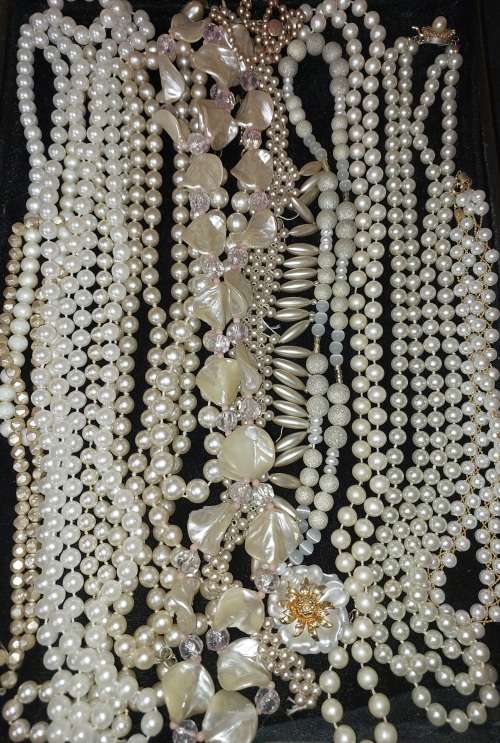 A BULK VINTAGE AND ANTIQUE COSTUME IMITATION PEARL NECKLACES SOLD AS IS