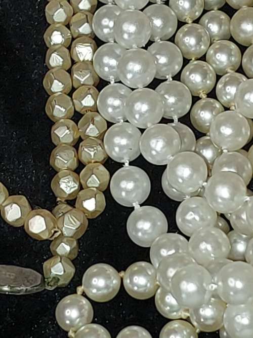 A BULK VINTAGE AND ANTIQUE COSTUME IMITATION PEARL NECKLACES SOLD AS IS