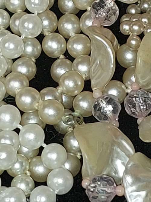 A BULK VINTAGE AND ANTIQUE COSTUME IMITATION PEARL NECKLACES SOLD AS IS