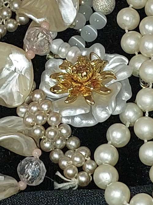 A BULK VINTAGE AND ANTIQUE COSTUME IMITATION PEARL NECKLACES SOLD AS IS