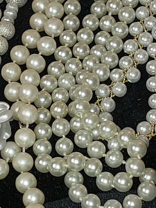 A BULK VINTAGE AND ANTIQUE COSTUME IMITATION PEARL NECKLACES SOLD AS IS