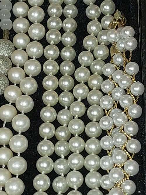 A BULK VINTAGE AND ANTIQUE COSTUME IMITATION PEARL NECKLACES SOLD AS IS