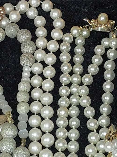 A BULK VINTAGE AND ANTIQUE COSTUME IMITATION PEARL NECKLACES SOLD AS IS