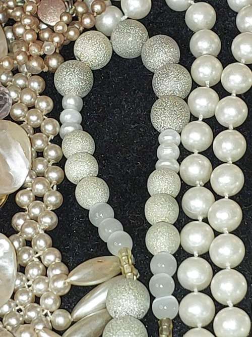 A BULK VINTAGE AND ANTIQUE COSTUME IMITATION PEARL NECKLACES SOLD AS IS