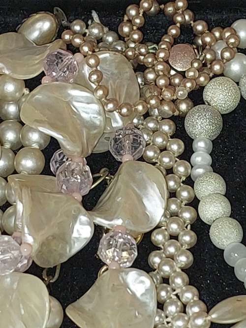 A BULK VINTAGE AND ANTIQUE COSTUME IMITATION PEARL NECKLACES SOLD AS IS