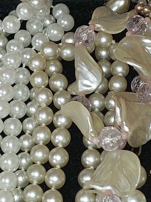 A BULK VINTAGE AND ANTIQUE COSTUME IMITATION PEARL NECKLACES SOLD AS IS