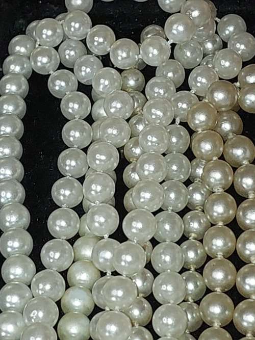 A BULK VINTAGE AND ANTIQUE COSTUME IMITATION PEARL NECKLACES SOLD AS IS