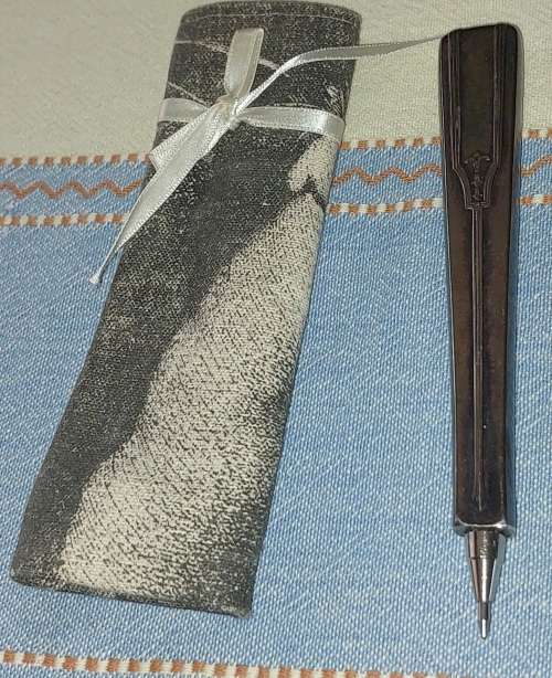 A VINTAGE COLLECTORS SILVER PLATED BALL PEN SOLD AS IS