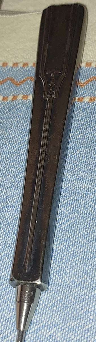 A VINTAGE COLLECTORS SILVER PLATED BALL PEN SOLD AS IS