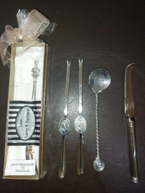 A COLLECTION OF KITCHENALIA SOLD AS IS