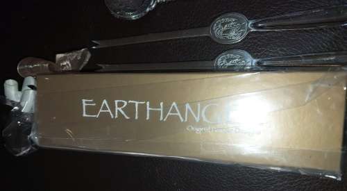 A COLLECTION OF KITCHENALIA SOLD AS IS