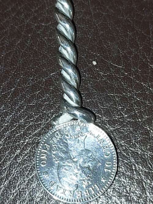 A COLLECTION OF KITCHENALIA SOLD AS IS