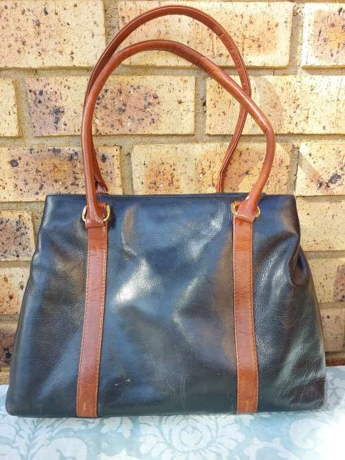 A VINTAGE CHRISTINE LEATHER TOTE BLACK COLOUR HAND BAG USED SOLD AS IS