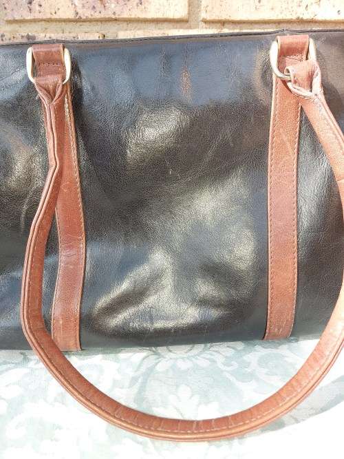 A VINTAGE CHRISTINE LEATHER TOTE BLACK COLOUR HAND BAG USED SOLD AS IS