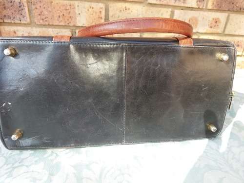 A VINTAGE CHRISTINE LEATHER TOTE BLACK COLOUR HAND BAG USED SOLD AS IS