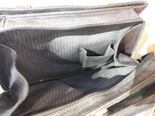 A VINTAGE CHRISTINE LEATHER TOTE BLACK COLOUR HAND BAG USED SOLD AS IS