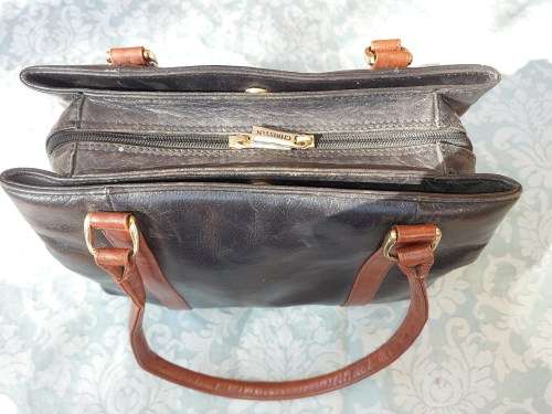 A VINTAGE CHRISTINE LEATHER TOTE BLACK COLOUR HAND BAG USED SOLD AS IS