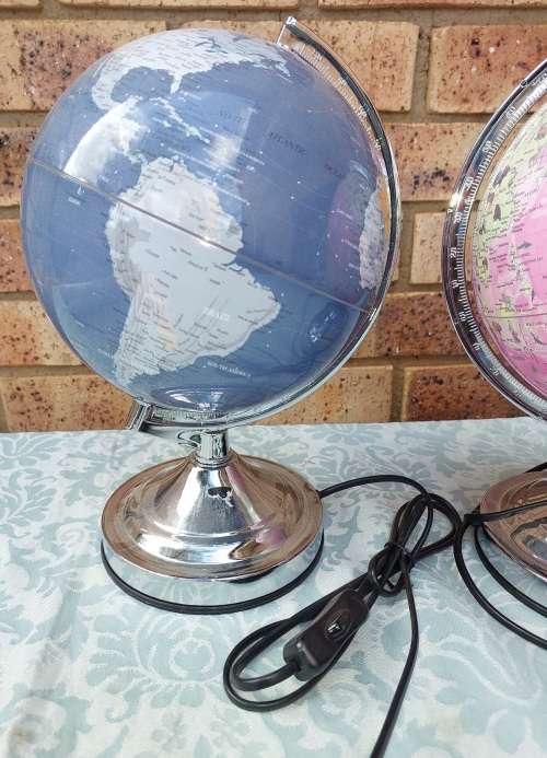 A PAIR OF WORLD GLOBE LAMPS NEEDS NEW GLOBES SOLD AS IS