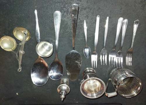 A VINTAGE MIXED JOBLOT STAINLESS STEEL AND EPNS CUTLERY SOLD AS IS