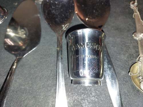 A VINTAGE MIXED JOBLOT STAINLESS STEEL AND EPNS CUTLERY SOLD AS IS