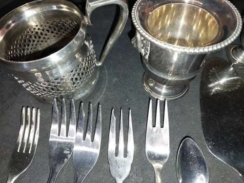 A VINTAGE MIXED JOBLOT STAINLESS STEEL AND EPNS CUTLERY SOLD AS IS
