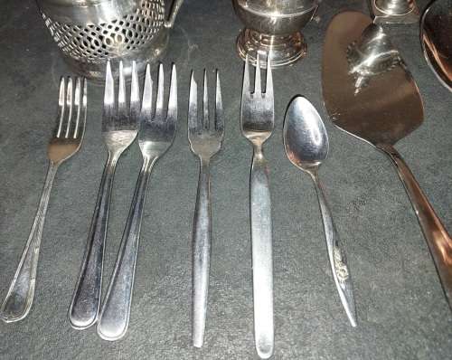 A VINTAGE MIXED JOBLOT STAINLESS STEEL AND EPNS CUTLERY SOLD AS IS