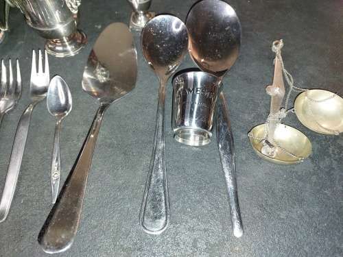A VINTAGE MIXED JOBLOT STAINLESS STEEL AND EPNS CUTLERY SOLD AS IS