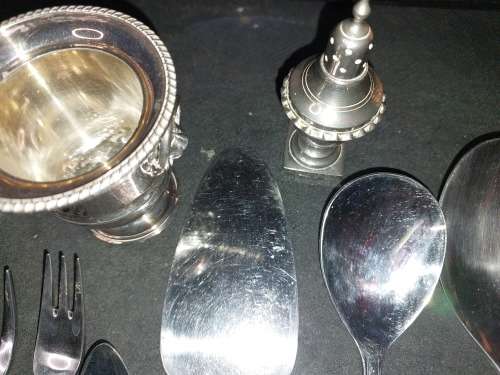 A VINTAGE MIXED JOBLOT STAINLESS STEEL AND EPNS CUTLERY SOLD AS IS