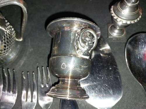 A VINTAGE MIXED JOBLOT STAINLESS STEEL AND EPNS CUTLERY SOLD AS IS