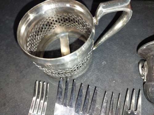 A VINTAGE MIXED JOBLOT STAINLESS STEEL AND EPNS CUTLERY SOLD AS IS