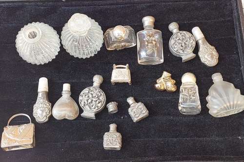 A COLLECTION OF ANTIQUE AND VINTAGE GLASS AND PUTHAL PERFUME BOTTLES SOLD AS IS