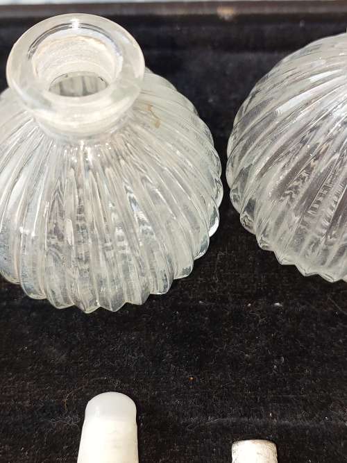 A COLLECTION OF ANTIQUE AND VINTAGE GLASS AND PUTHAL PERFUME BOTTLES SOLD AS IS