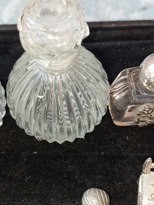 A COLLECTION OF ANTIQUE AND VINTAGE GLASS AND PUTHAL PERFUME BOTTLES SOLD AS IS