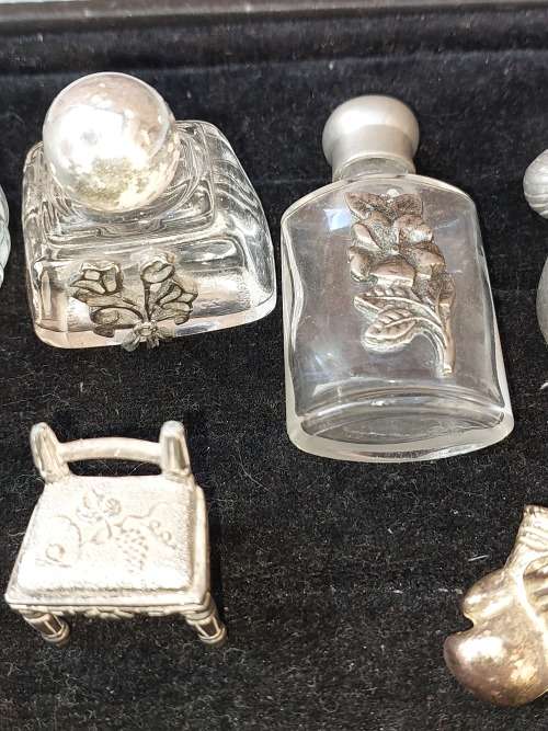 A COLLECTION OF ANTIQUE AND VINTAGE GLASS AND PUTHAL PERFUME BOTTLES SOLD AS IS