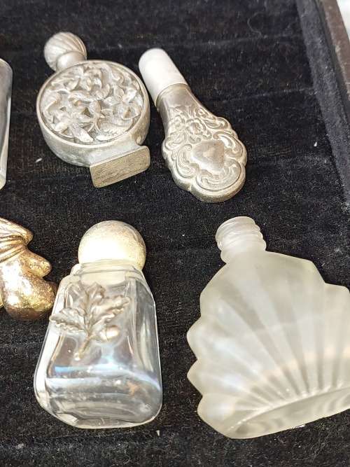 A COLLECTION OF ANTIQUE AND VINTAGE GLASS AND PUTHAL PERFUME BOTTLES SOLD AS IS