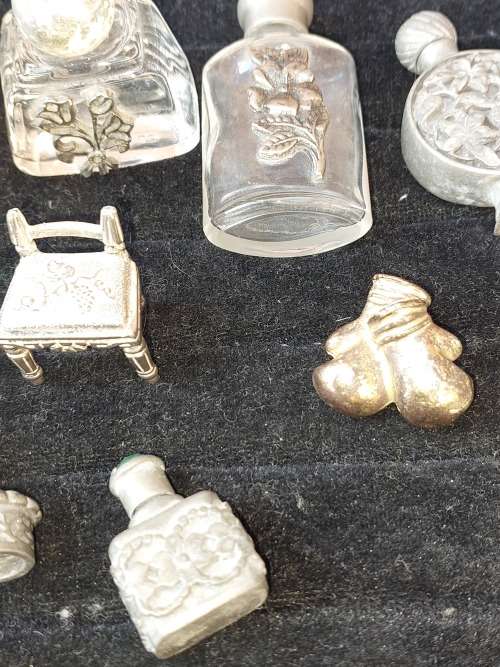 A COLLECTION OF ANTIQUE AND VINTAGE GLASS AND PUTHAL PERFUME BOTTLES SOLD AS IS