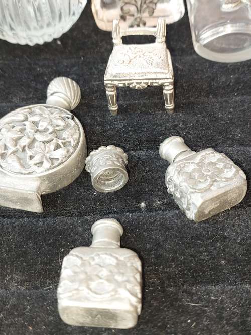 A COLLECTION OF ANTIQUE AND VINTAGE GLASS AND PUTHAL PERFUME BOTTLES SOLD AS IS