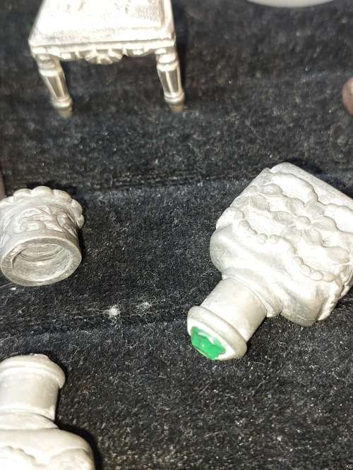 A COLLECTION OF ANTIQUE AND VINTAGE GLASS AND PUTHAL PERFUME BOTTLES SOLD AS IS