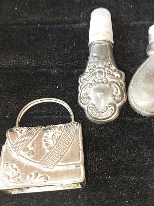 A COLLECTION OF ANTIQUE AND VINTAGE GLASS AND PUTHAL PERFUME BOTTLES SOLD AS IS