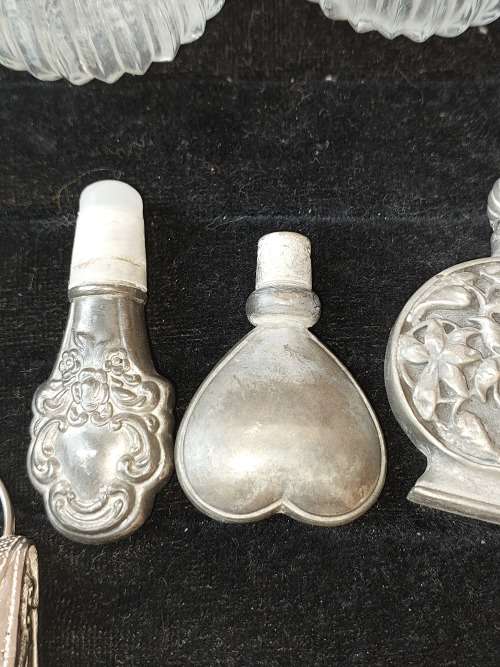 A COLLECTION OF ANTIQUE AND VINTAGE GLASS AND PUTHAL PERFUME BOTTLES SOLD AS IS